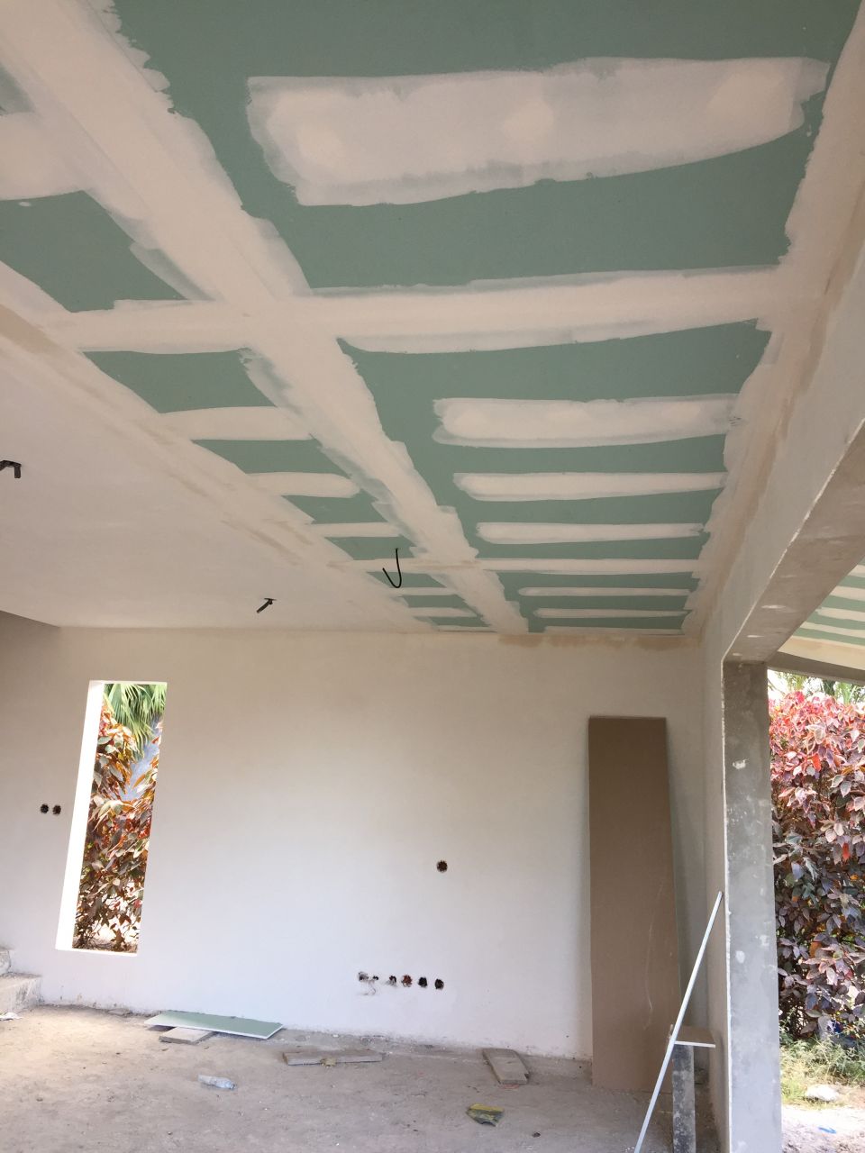 pose des plaques de BA13 pour le faux plafond de l'étage, une partie du RDC et la véranda
