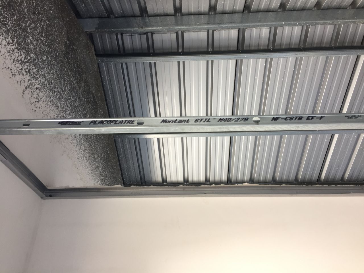 pose des rails pour le faux plafond de l'étage