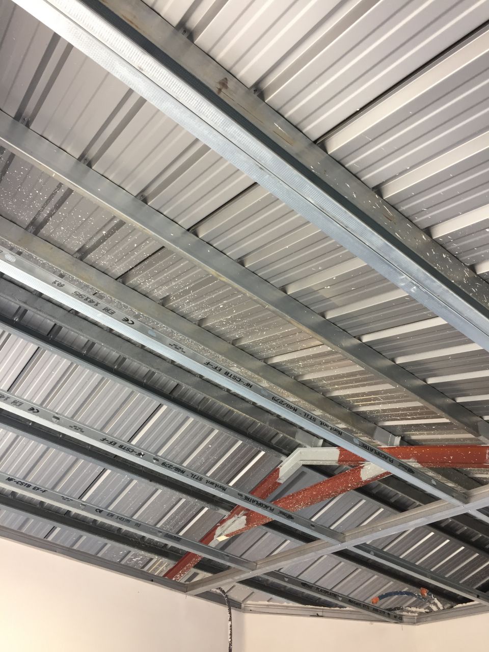 pose des rails pour le faux plafond de l'étage