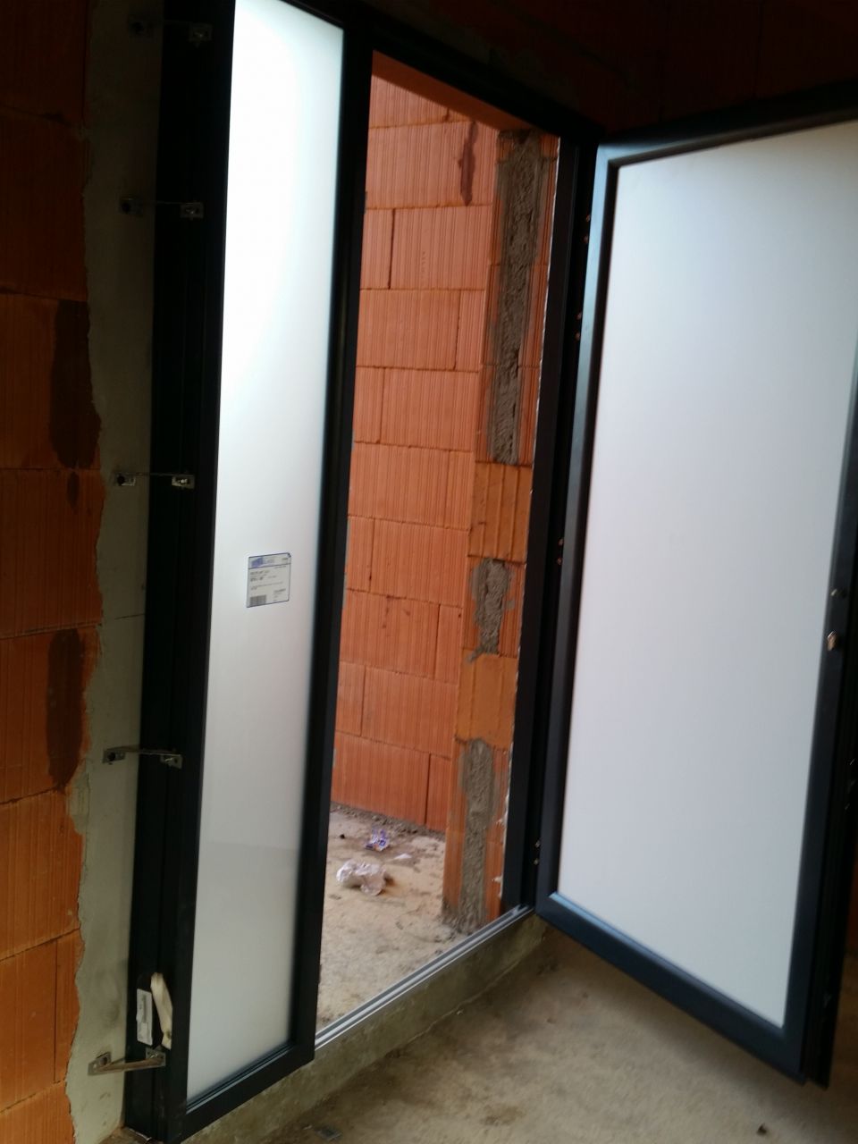 Porte d'entrée temporaire et son imposte