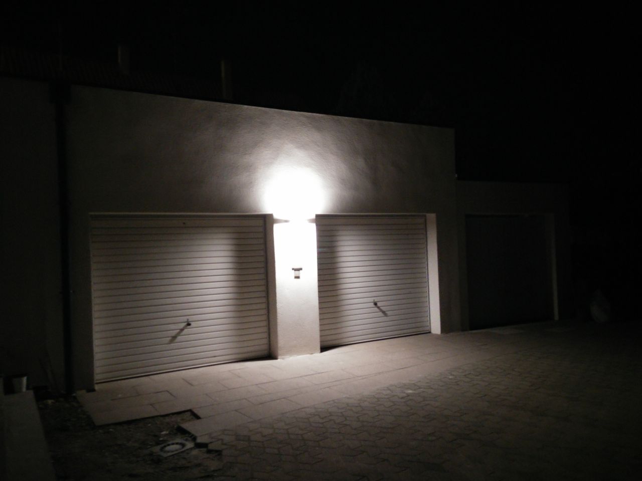 Appplique Steinel i820 LED iHF installe au niveau des garages