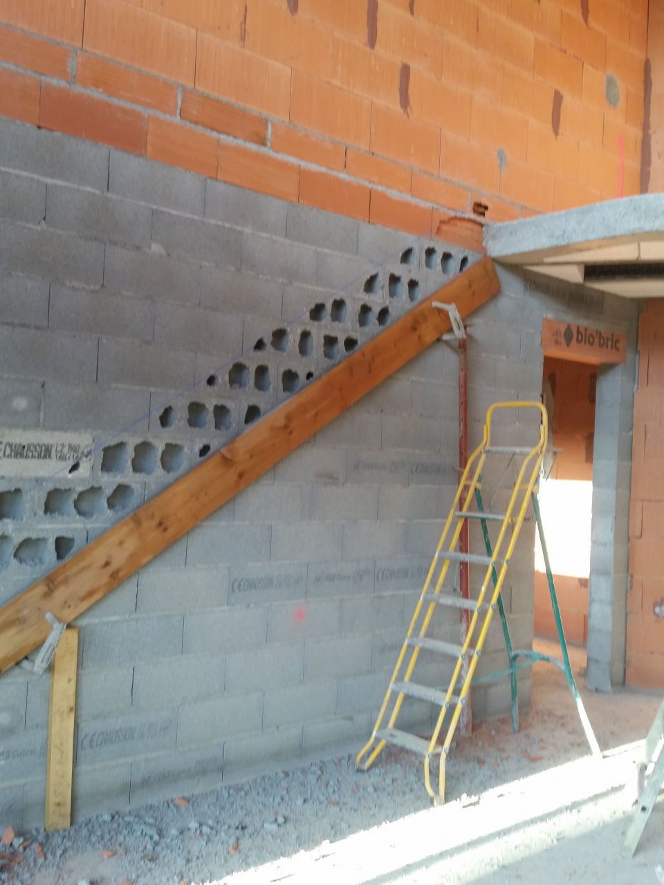 Préparation pour la mise en place des marches de l'escalier