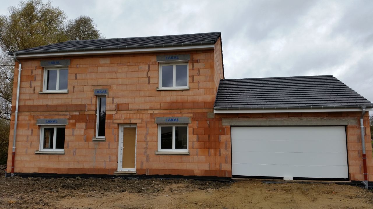 Vue avant de la maison avec menuiseries poses