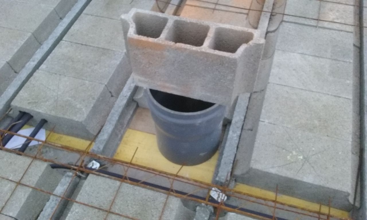Emplacement réservé pour le tube à linge qui reliera la salle de bain de l'étage à la buanderie du rez-de-chaussée.