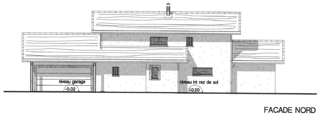 Vue de la faade nord avec garage double  gauche et porte d'entre "cache" au centre, perpendiculaire  la vue. L'ensemble porte garage/entre est sous abri grce au prolongement de la toiture.