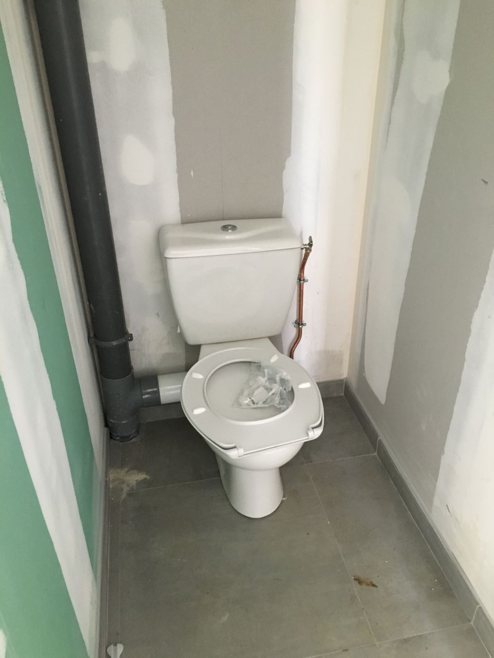 2 WC.... et pourtant un seul et même toilette ?!? 
<br />
en fait petite erreur du plombier ces WC au sol ont été installé alors que j'avais commandé des WC suspendu....