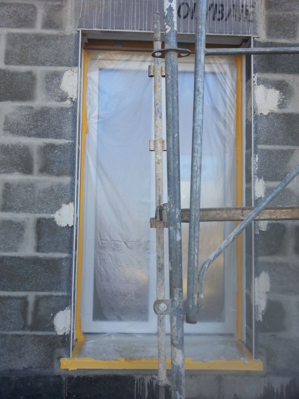 échafaudages en vue du crépis, protection des fenêtres et portes