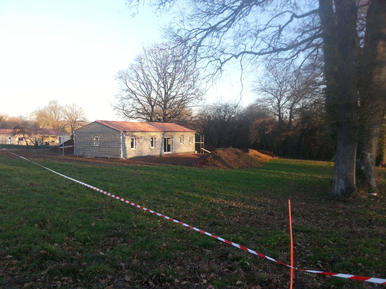pose d'un ruban de chantier