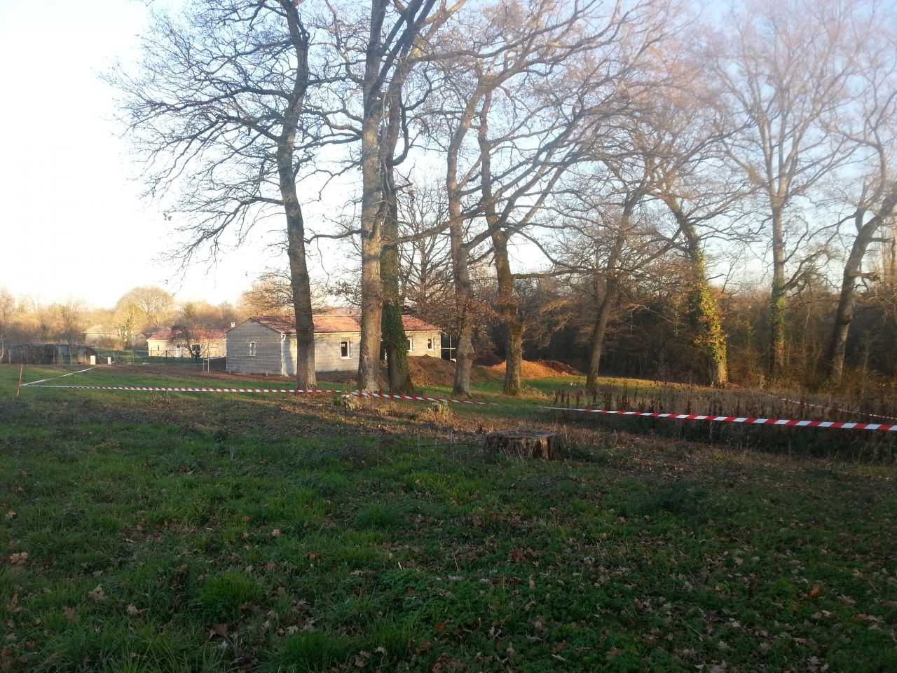 pose d'un ruban de chantier