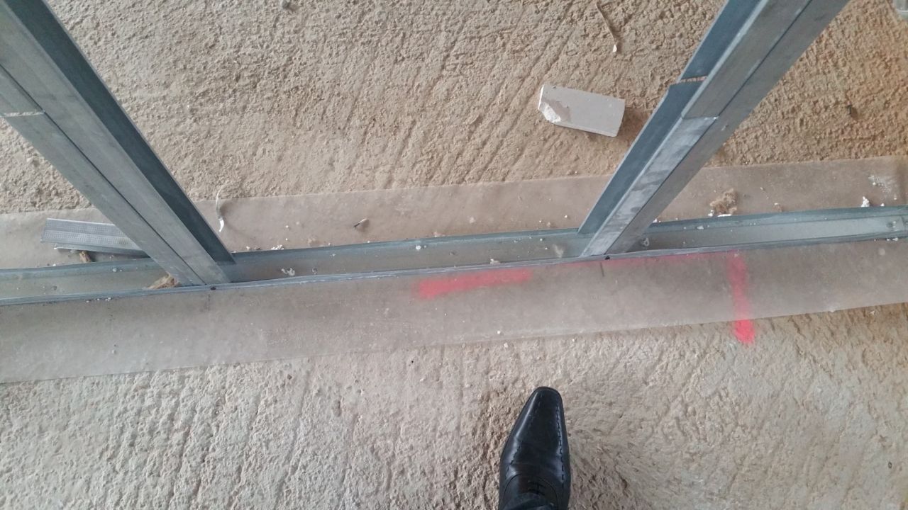 On voit bien la bande plastique anti humidité avant pose du rail