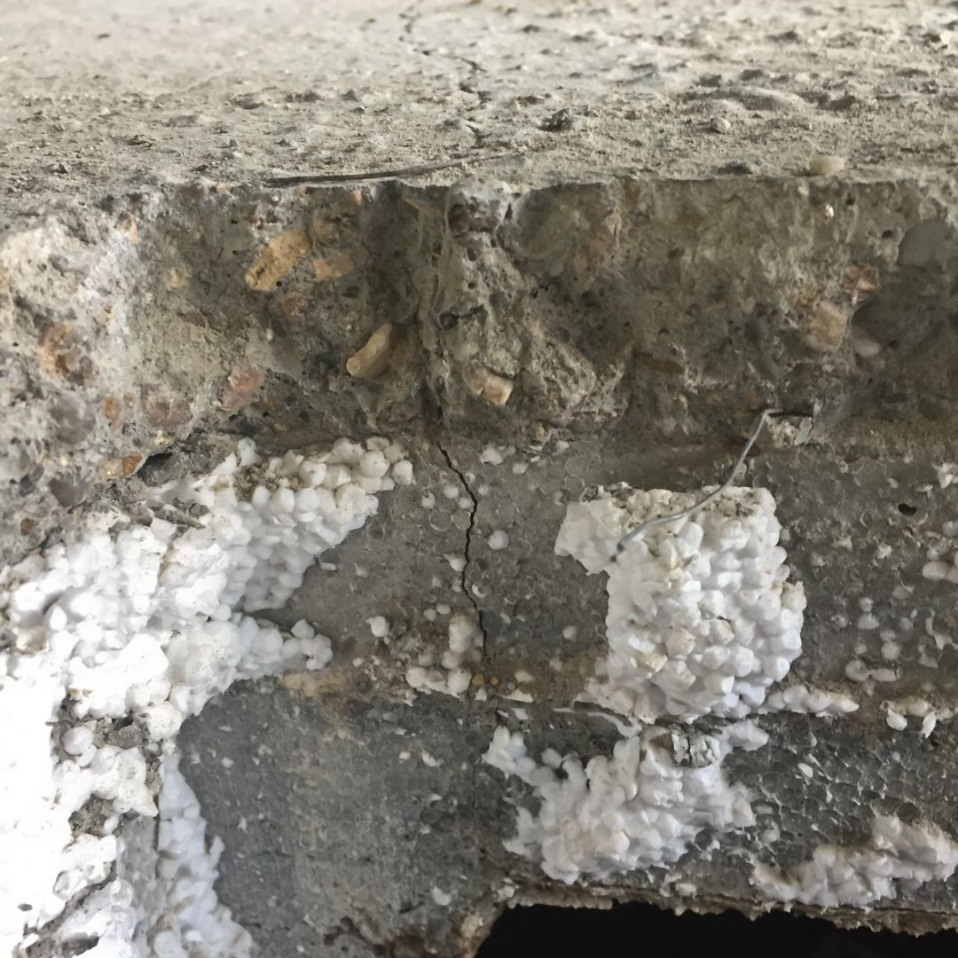 Fissure soit-disant de retrait selon le constructeur Maisons-Lelivre
<br />
Au niveau de l'accs au vide sanitaire