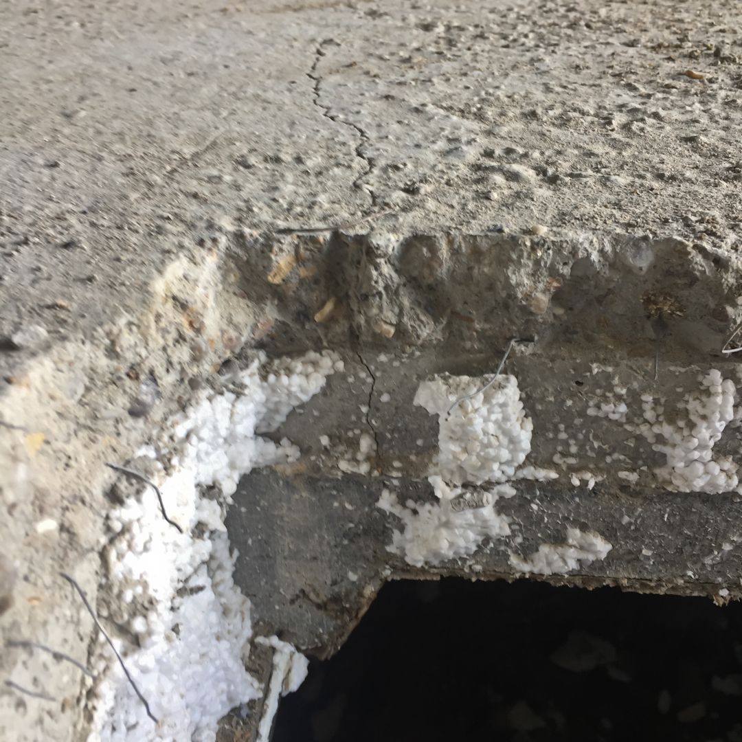 Fissure soit-disant de retrait selon le constructeur Maisons-Lelivre
<br />
Au niveau de l'accs au vide sanitaire