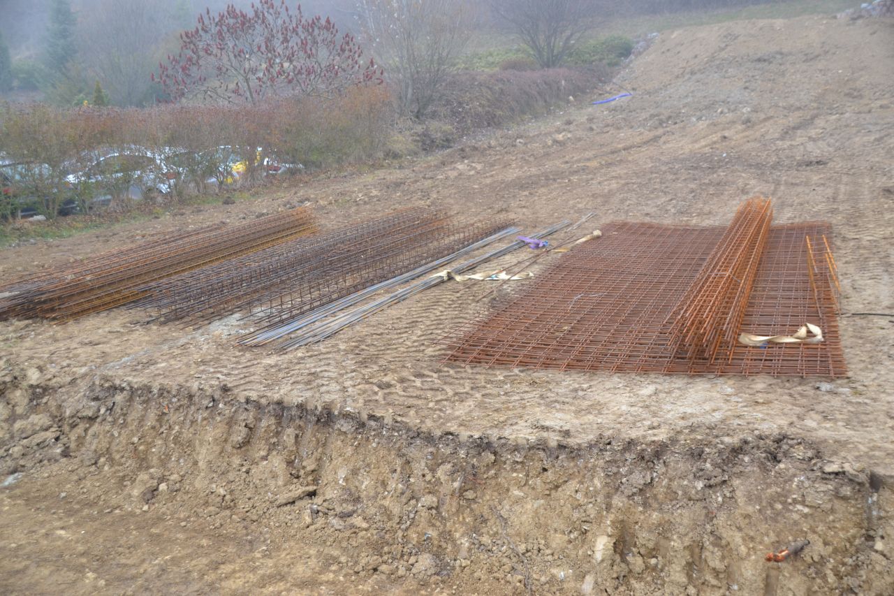 Les kilomètres de ferraille à installer