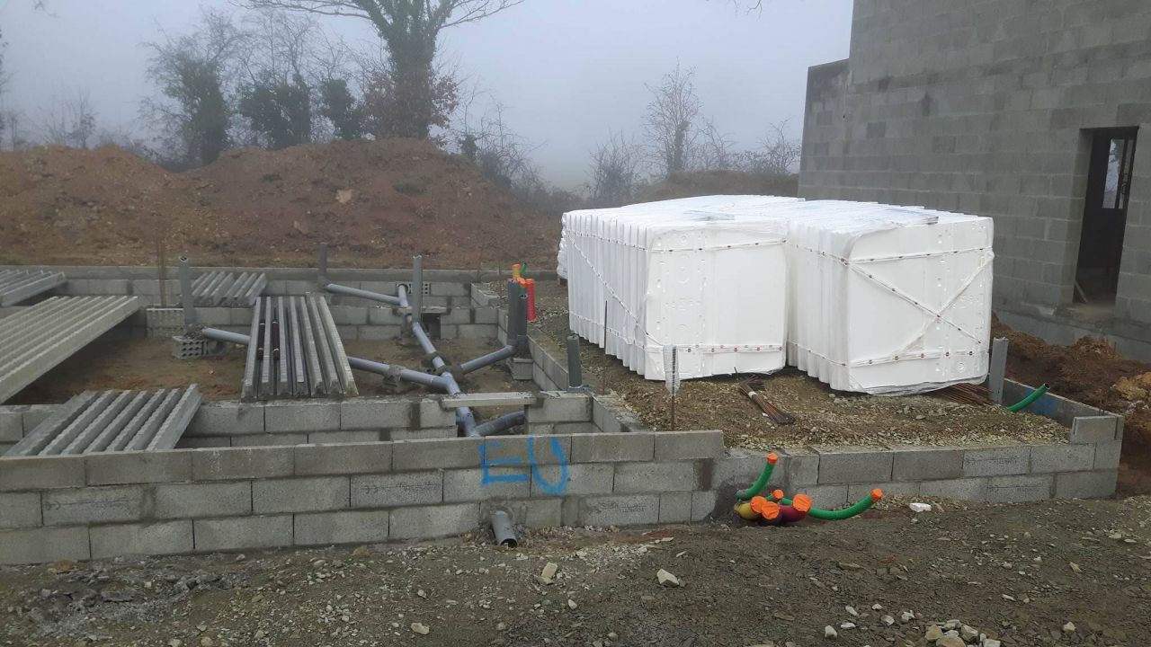 Après 4 jours de travail, vide sanitaire déjà bien avancé
<br />
Garage sur terre plein à droite
<br />
Evacuation cuisine au fond, puis salle d'eau, salle de bain et WC.