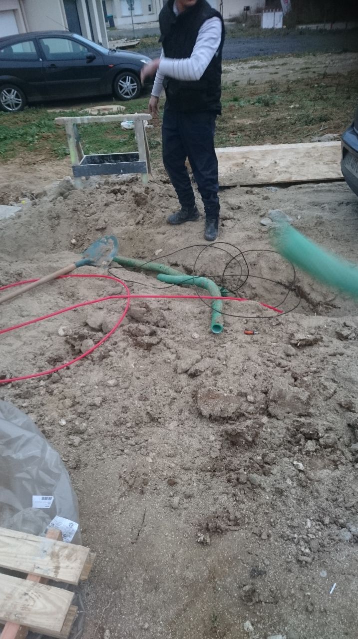 Il a fallu tout casser pour passer le câble téléphone. Il a fallu tout casser pour passer le câble téléphone.