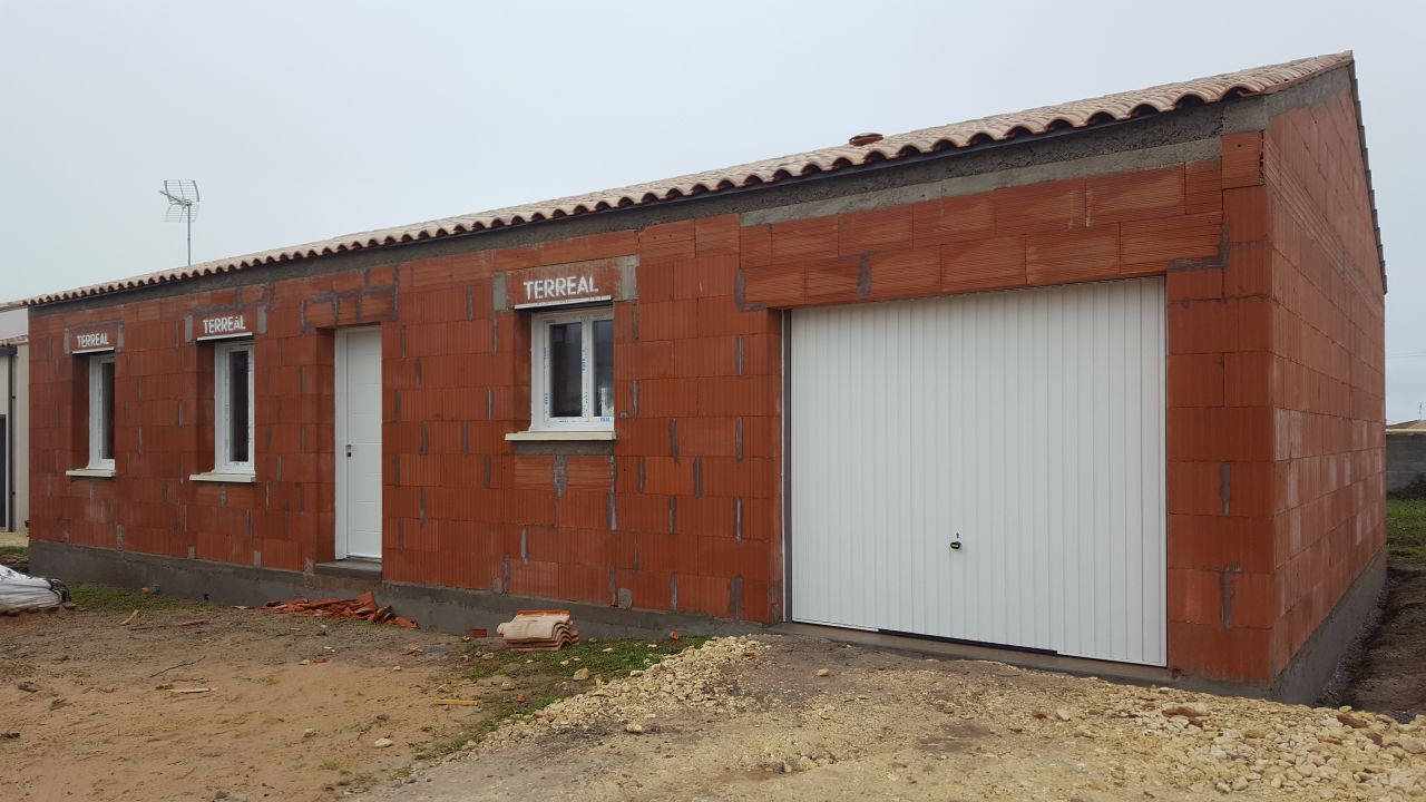 Vue d'ensemble de la maison avec les tuiles et menuiseries extrieures.