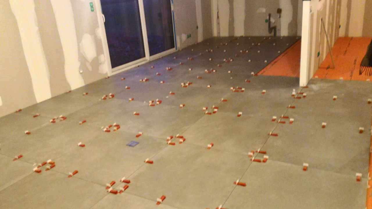 Pose du carrelage dans la cuisine