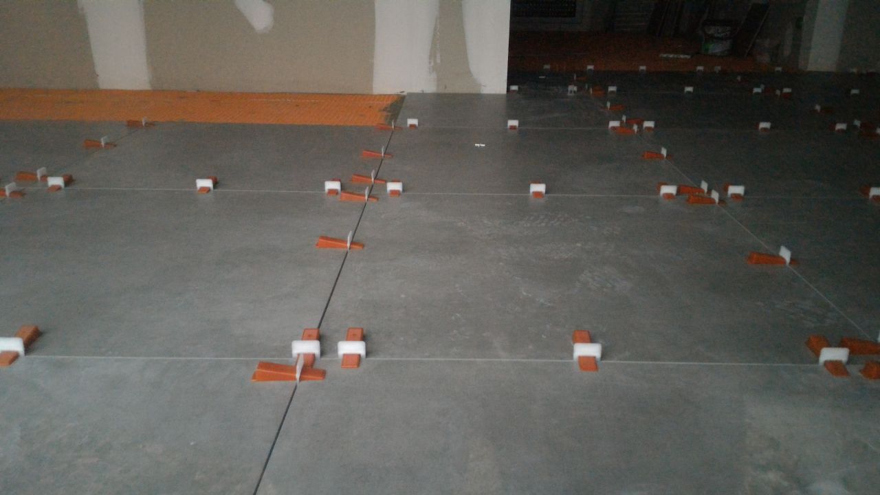 Pose du carrelage dans la cuisine