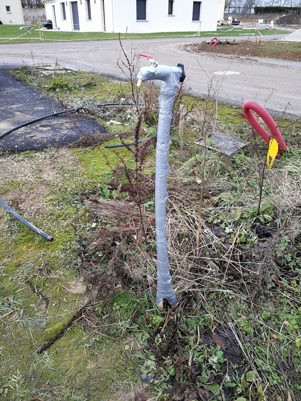 pose du robinet pour l'eau bien isol