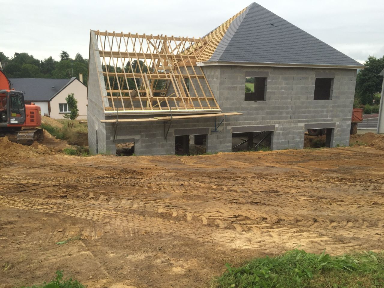 La couverture continue, et le terrassement dbute autour de la maison !