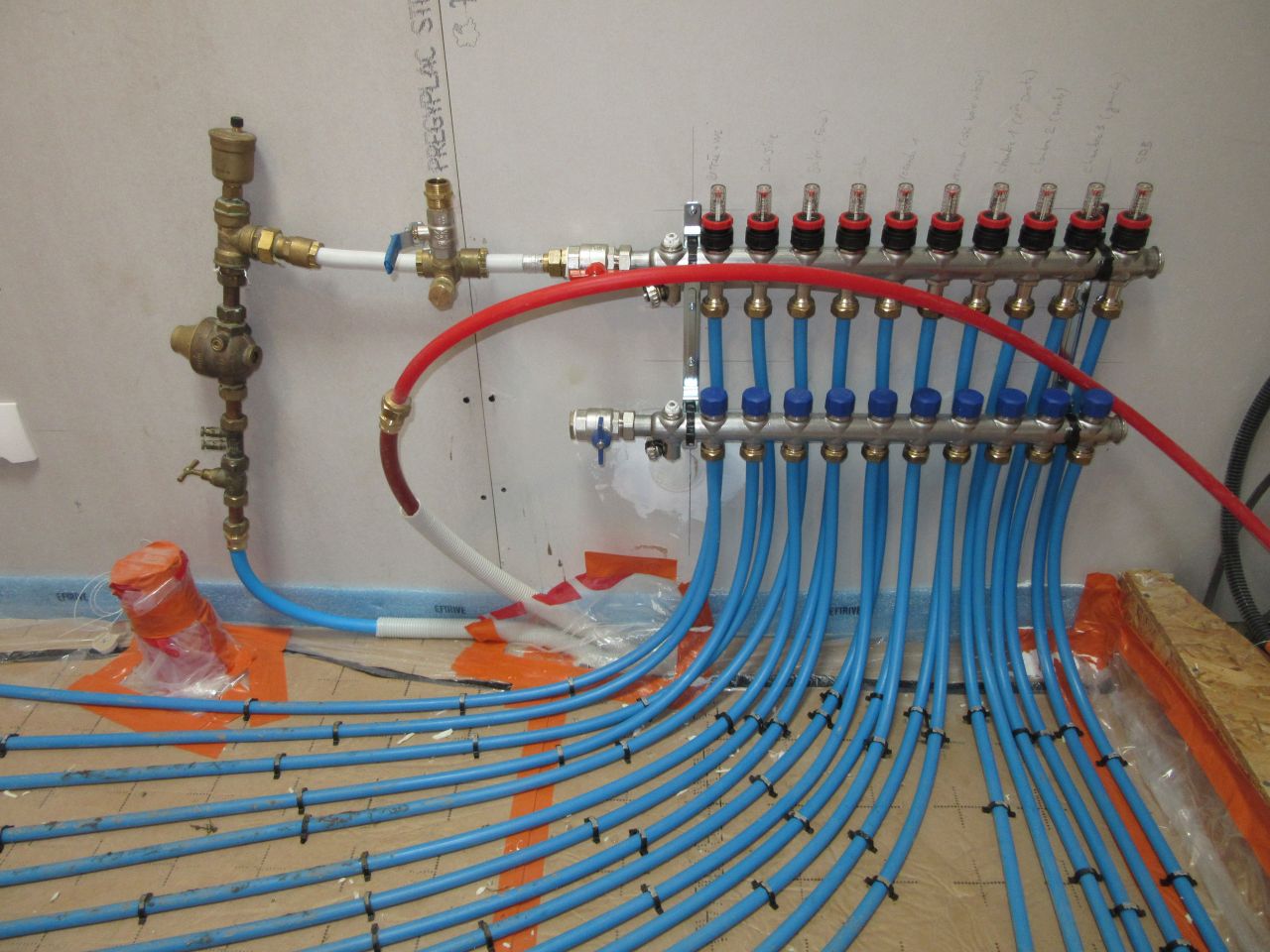 Tous les circuits sont raccords (10 circuits) et sous pression du rseau