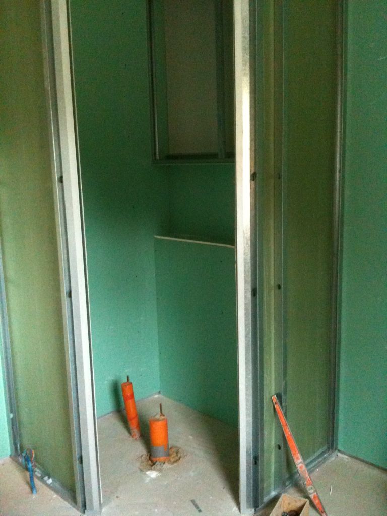 Photo de la construction de la douche a l'italienne    niche pour les produits