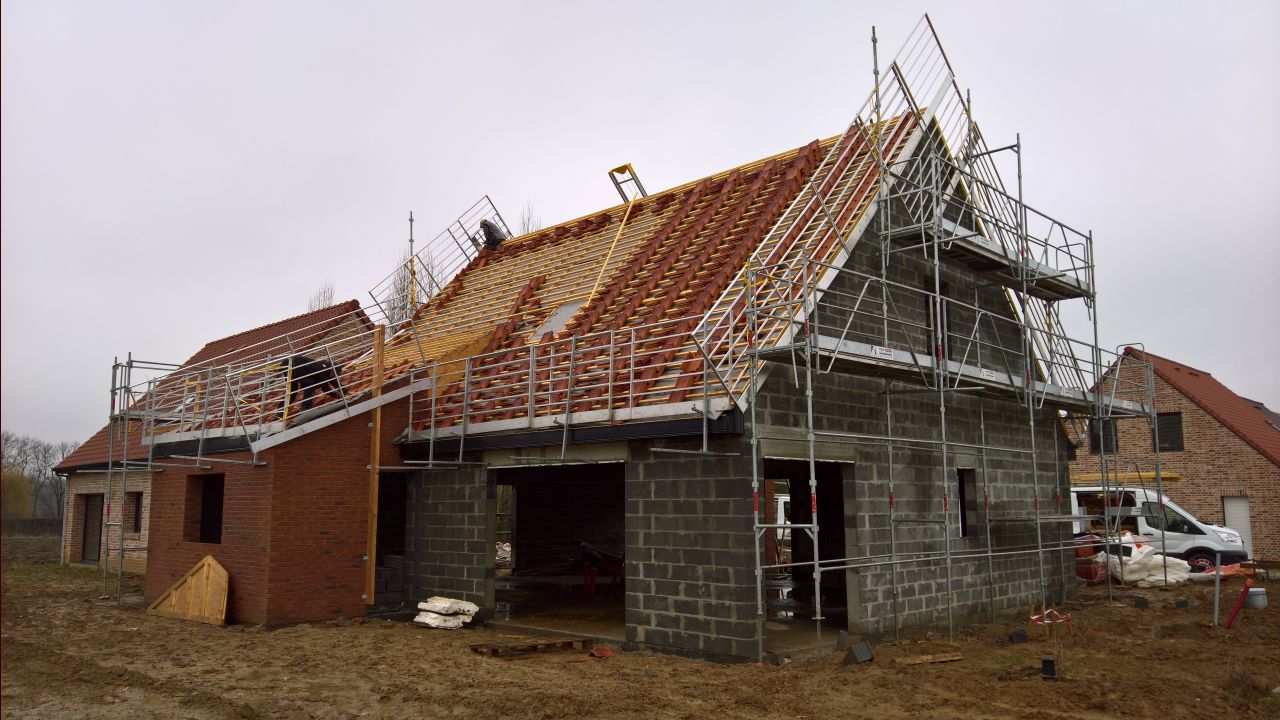 Facade arrire, 2 autres couvreurs au travail