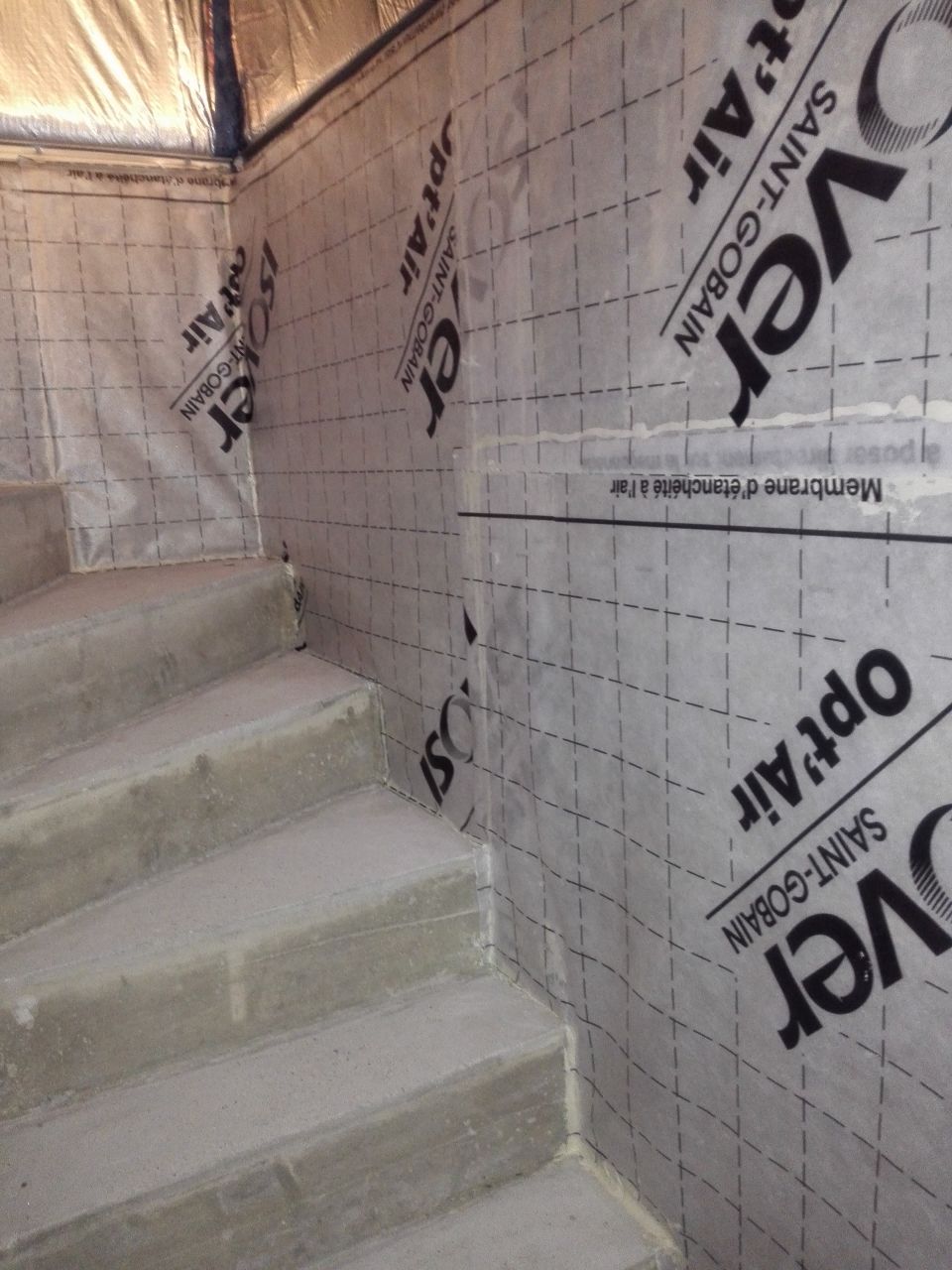 Pose des fourrures et tasseaux plus film couche mince côté escalier sous-sol