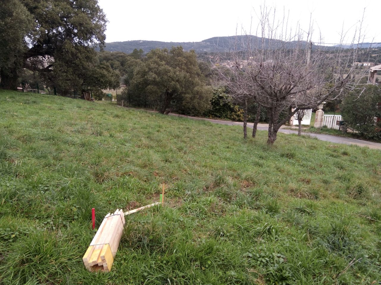 Au boulot, il fait mettre tous ces piquets pour delimiter les plateaux et talus pour le terrassement.