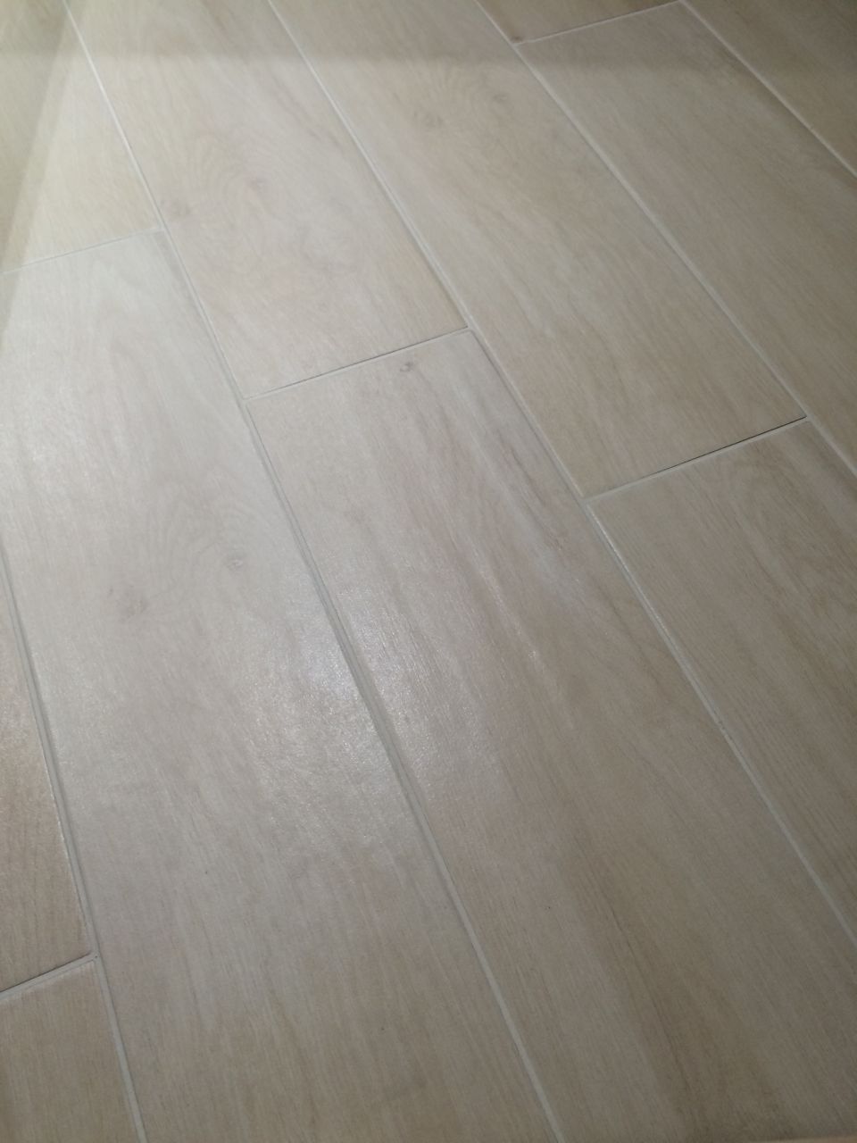 Idées carrelage : Carrelage imitation parquet pour la chambre du RDC, en beige.