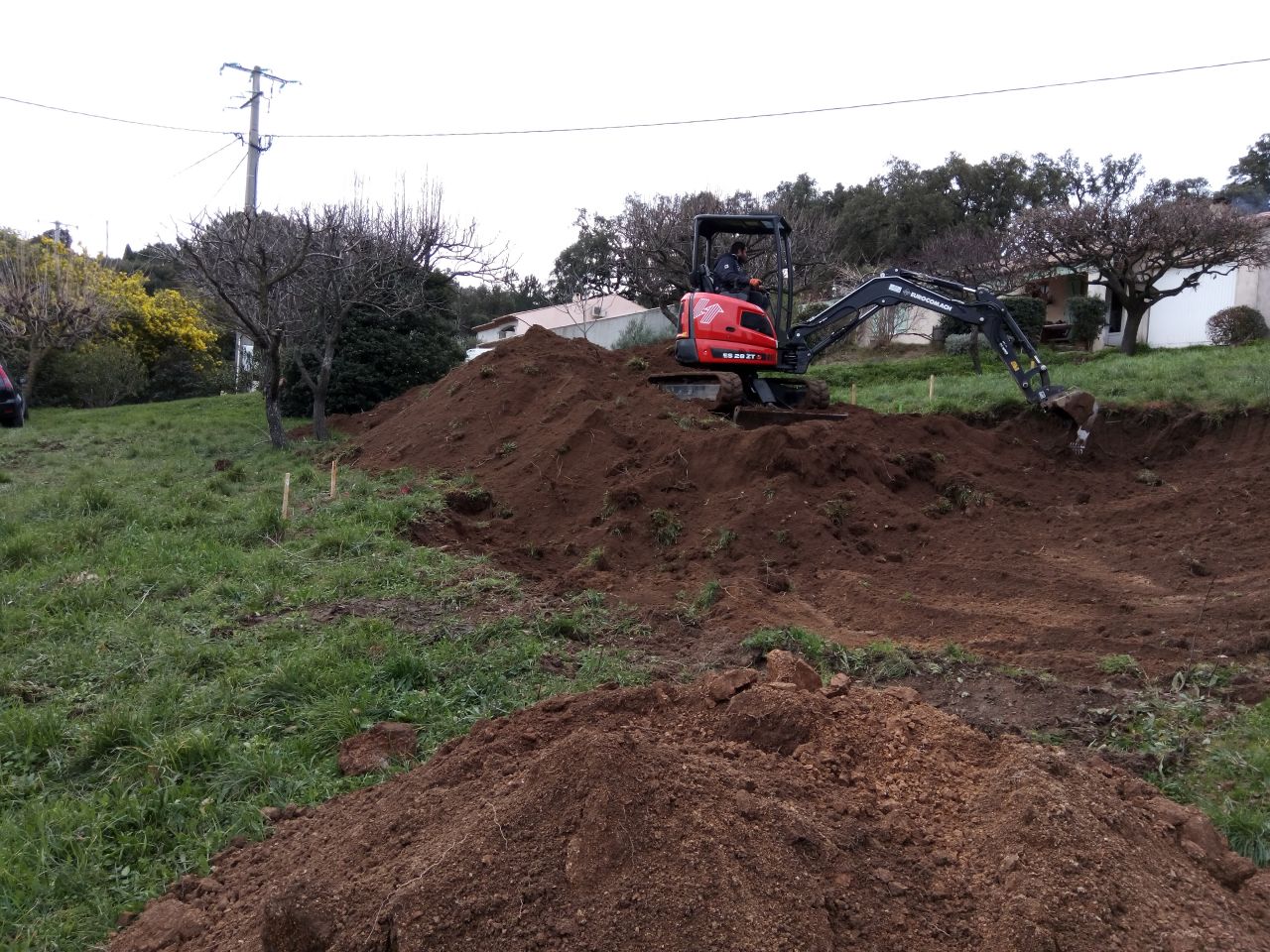 dbut du terrassement du plateau de la maison, cot sud, il y a une belle terre vgtale.