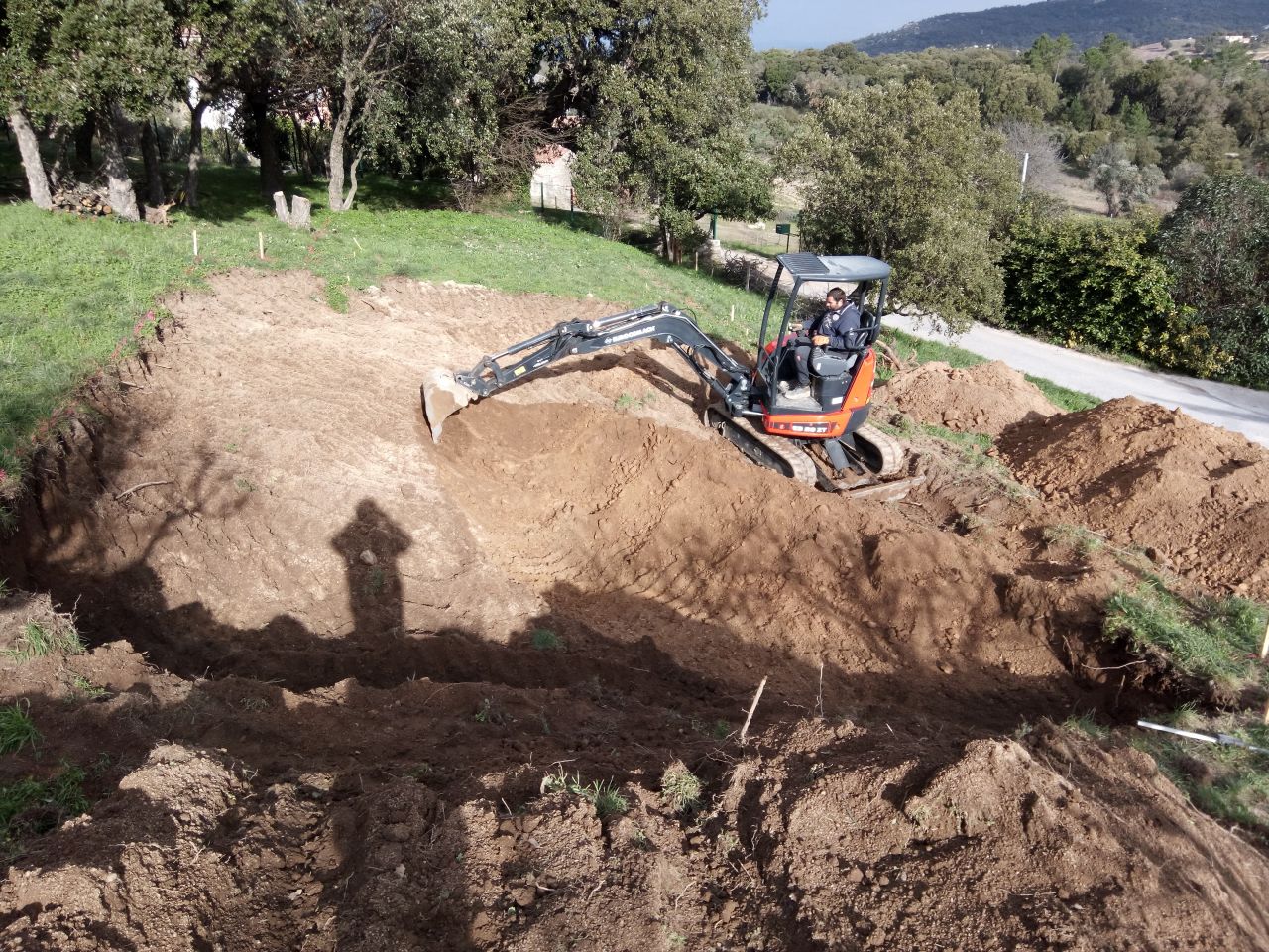 dbut du terrassement du plateau de la maison, cot Nord, de la sale molasse, une espce de granite trs altr qui se dsagrge  la main.