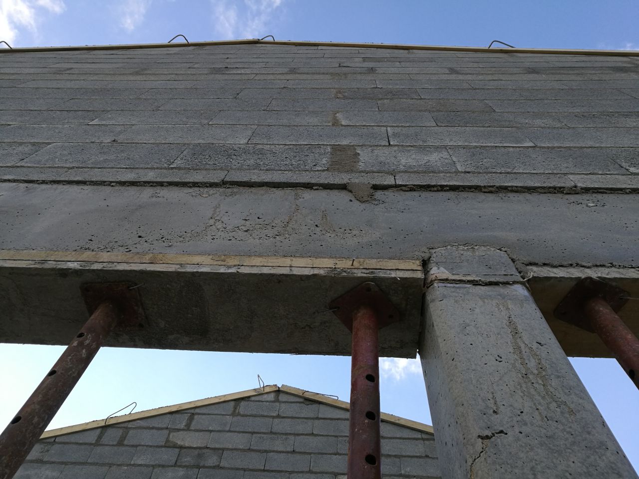 Jour 10 : Le mur est dcal de 1cm par rapport  la poutre .. Normal ?