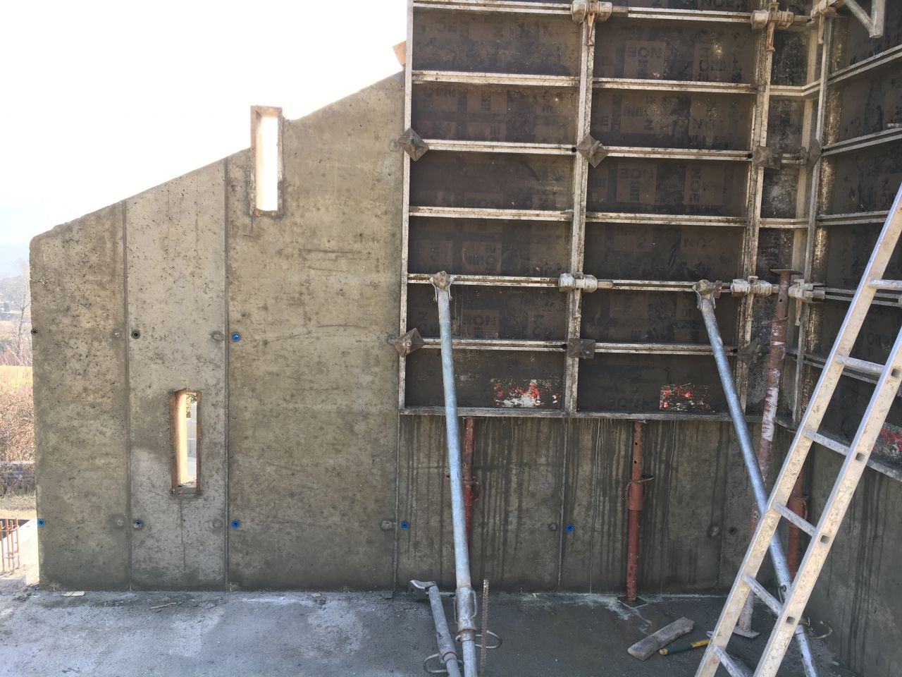 Coffrage de précision dans le béton à bancher