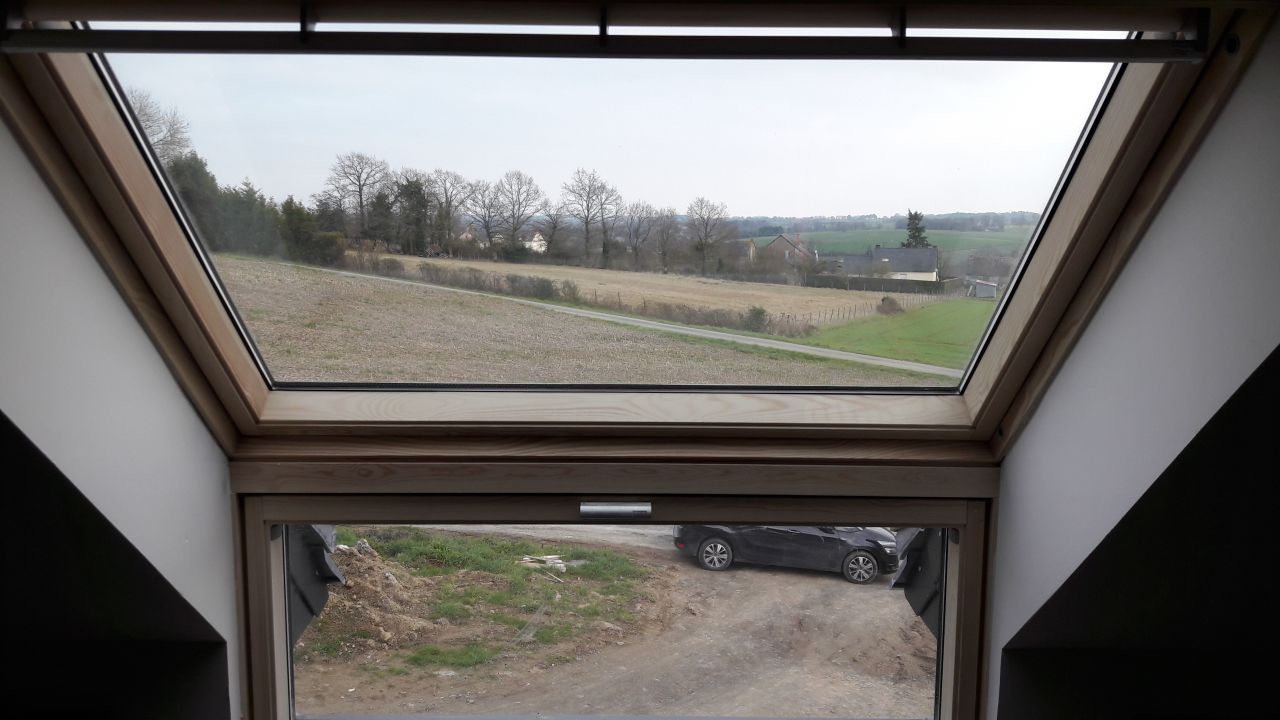 La vue depuis la deuxime chambre...
<br />

<br />
Pendant ce temps, les chapes schent.