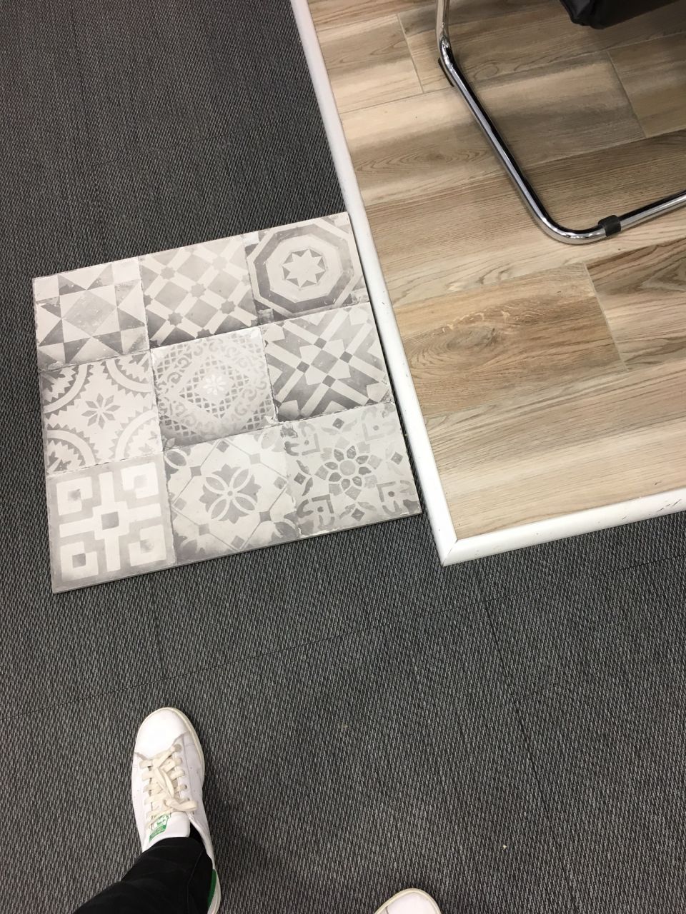 CARREAUX DE CIMENT GRIS EFFET BETON POUR LA CUISINE
<br />
ET CARRELAGE IMITATION PARQUET POUR LES PIECES DE VIE