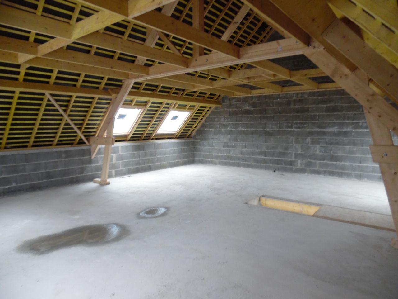 L'tage avec velux salle de bain et une petite chambre.