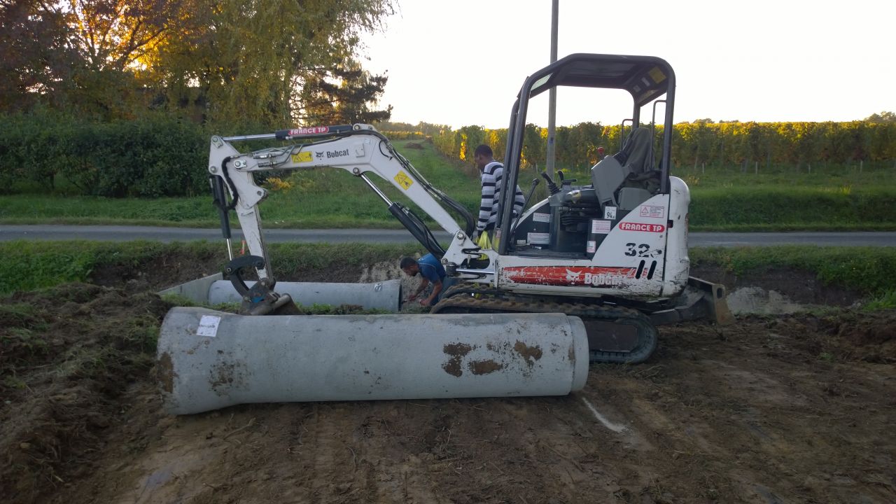 heureusement on a un voisin super sympa et qui travaille dans les travaux publics qui est venu  la rescousse! comment faire connaissance!