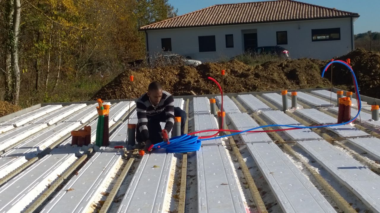 passage des gaines PER pour la plomberie en dalle, avant coulage