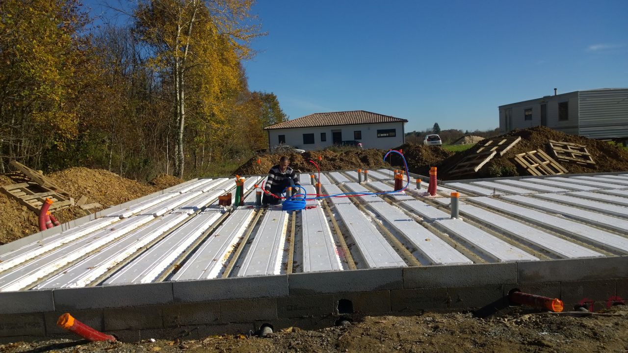 passage des gaines PER pour la plomberie en dalle, avant coulage