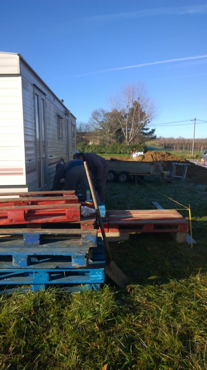 construction de la terrasse du mobilhome par Jrme et mon pre, pour agrandir l'espace