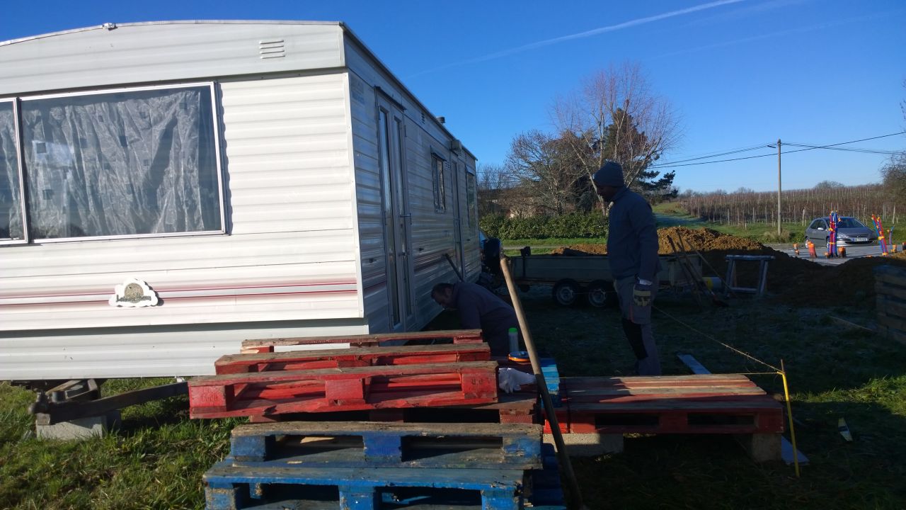 construction de la terrasse du mobilhome par Jrme et mon pre, pour agrandir l'espace