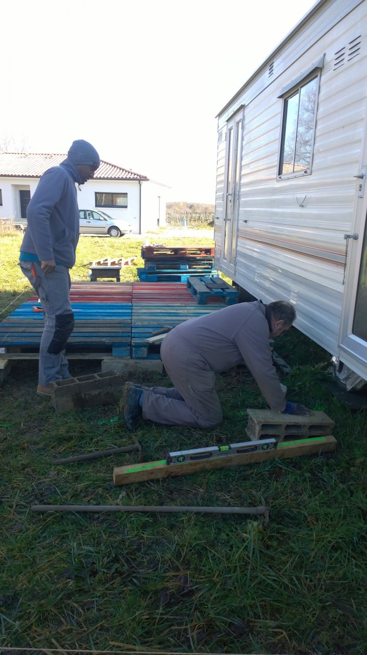 construction de la terrasse du mobilhome par Jrme et mon pre, pour agrandir l'espace