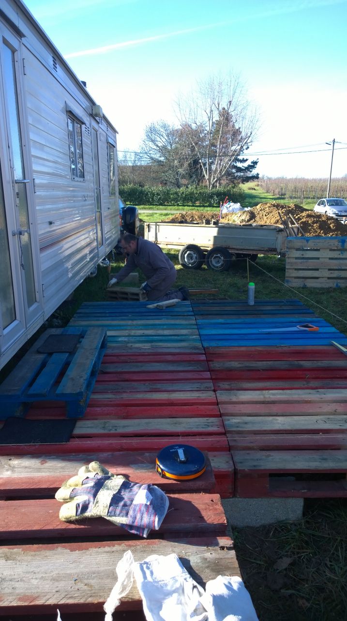 construction de la terrasse du mobilhome par Jrme et mon pre, pour agrandir l'espace