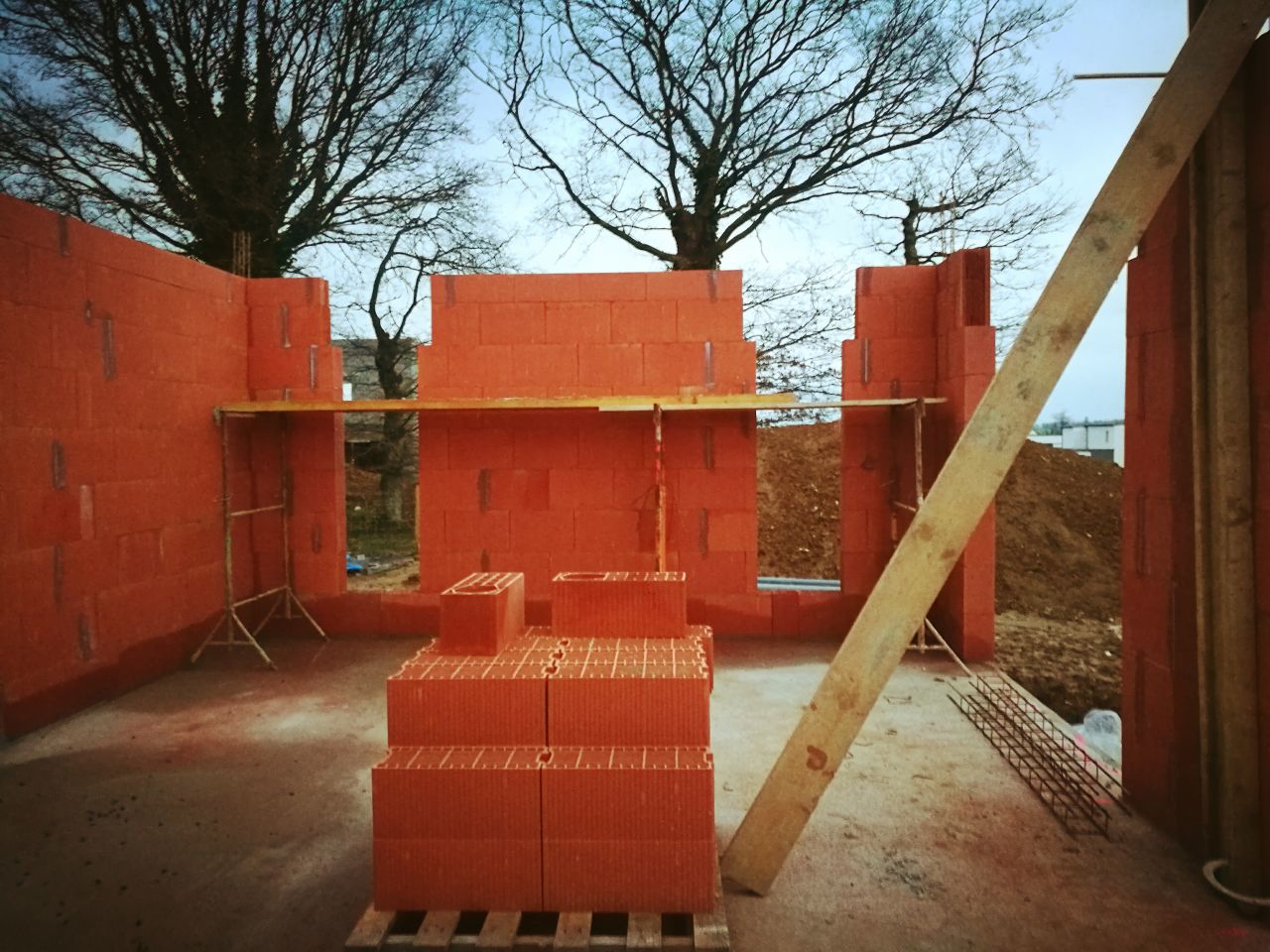 Une petite vue du futur salon avec les 2 fentres donnant sur des futurs arbres bien feuillus en t !