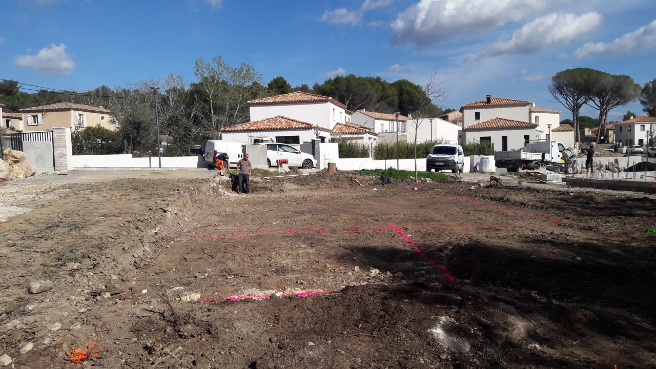 Traage des lignes de la future maison pour creuser les tranches  la bombe rose par notre chef de chantier