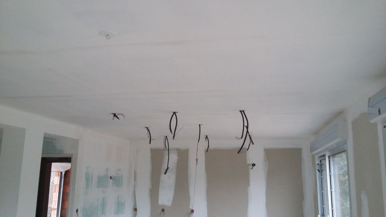 Passage des câbles pour accueillir les spots plafonds