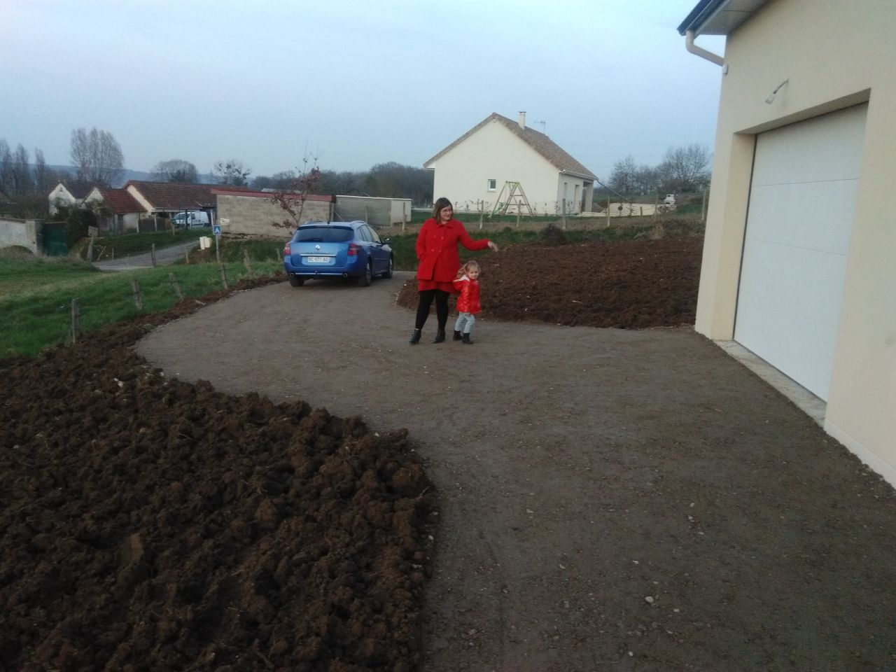 Remise en forme des terres et chemin d'accès, réalisé à la perfection par Gueudry ! Remise en forme des terres et chemin d'accès, réalisé à la perfection par Gueudry !