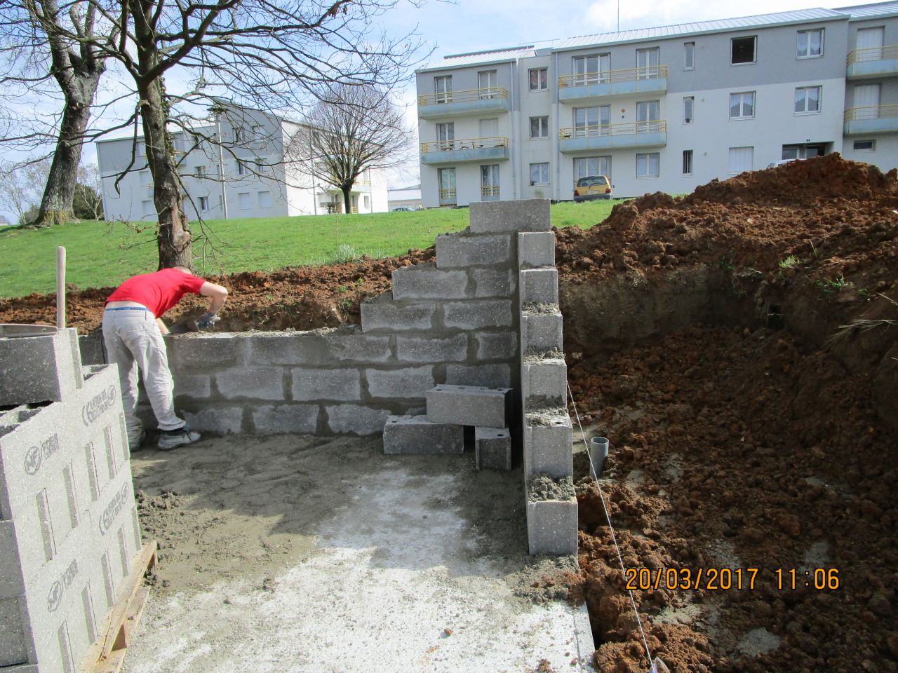 Nous sommes le 20 mars 2017 et les murs se montent. J attendais ça avec impatience. Nous sommes le 20 mars 2017 et les murs se montent. J attendais ça avec impatience.