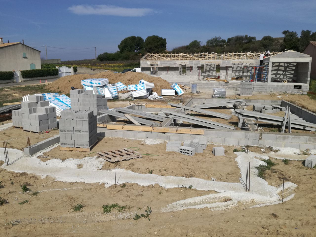 Début du montage du Vide sanitaire. Entre parenthèses, c'était le bazar sur le chantier... Début du montage du Vide sanitaire. Entre parenthèses, c'était le bazar sur le chantier...
